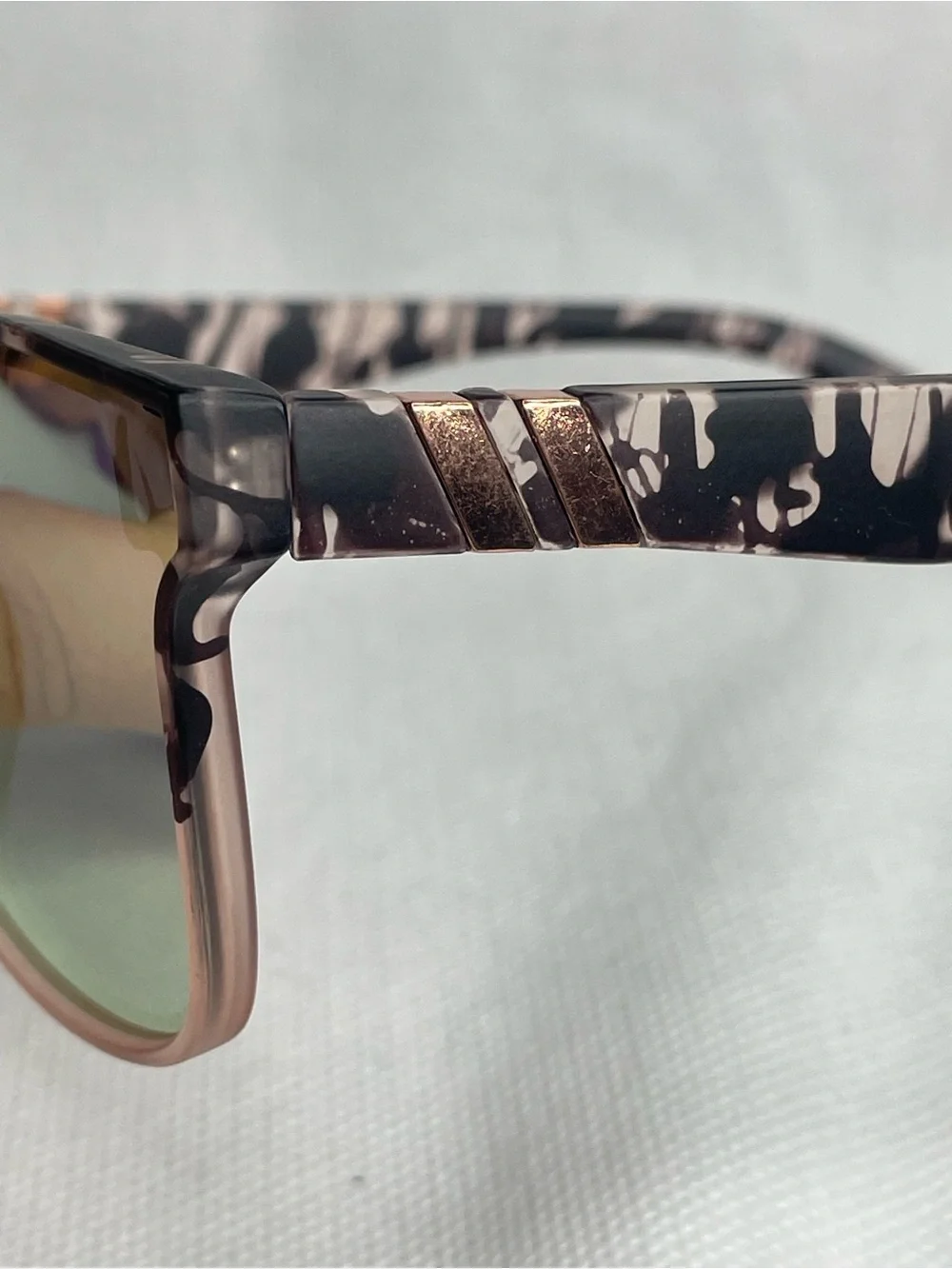 BLENDERS Millenia X2 Sunglasses Lion Heart Clear Champagne Power Button Edition